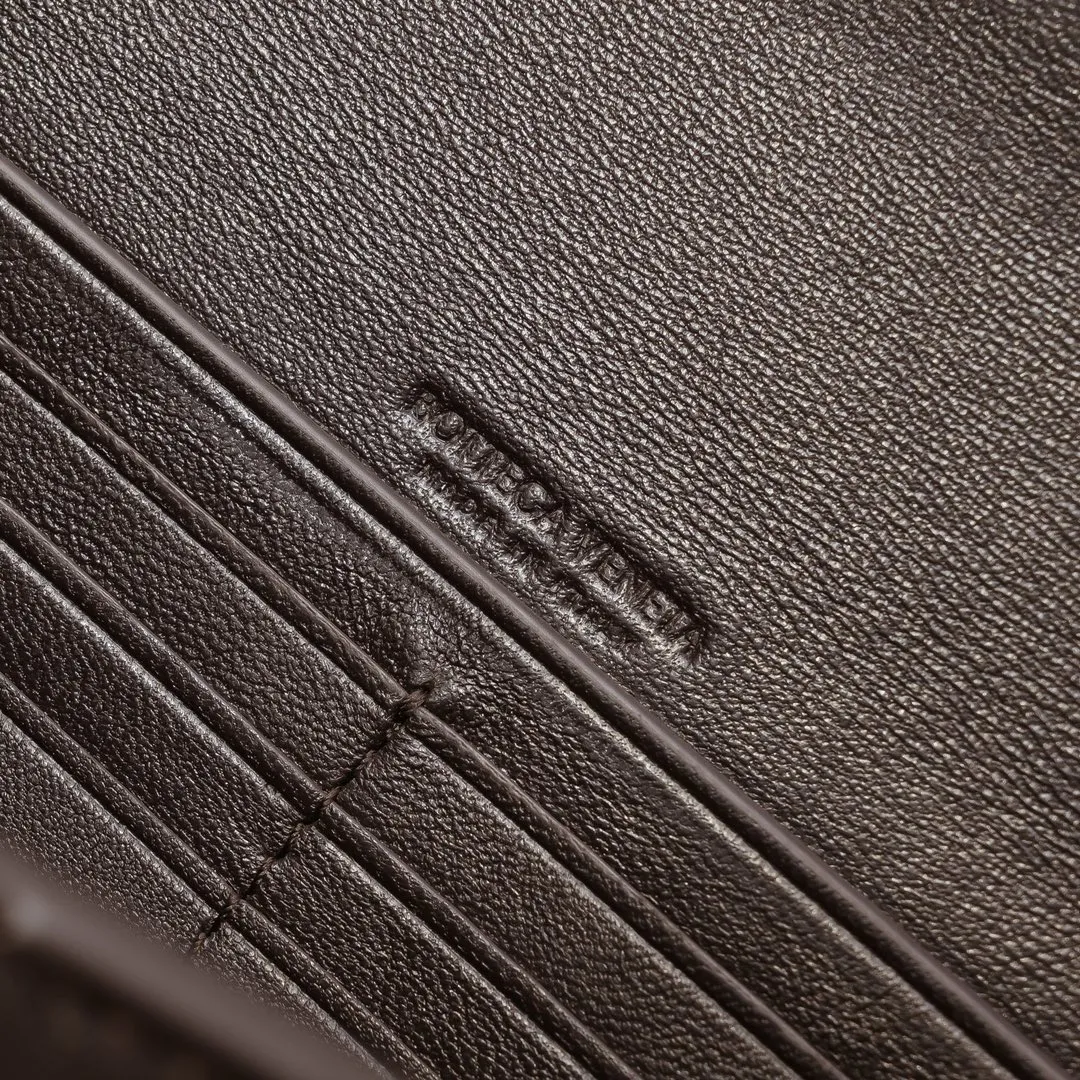 The batch of 1360 BV Andiamo evening handbags has been heavily planted again~ The designer aesthetics in the era of economic downturn are back. I fall in love with it at first sight and can't put it down. It's so beautiful and full of aura. The shape and texture are very competitive. It's light in weight and has sufficient capacity. It's a must-have for fashionistas. It's suitable for many occasions, minimalist, high-end and light luxury. Model No.: 741511 Size: 31*13*3cm